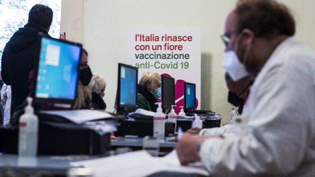 Полицията в Италия дава на прокурор 135 ма медици и фармацевти