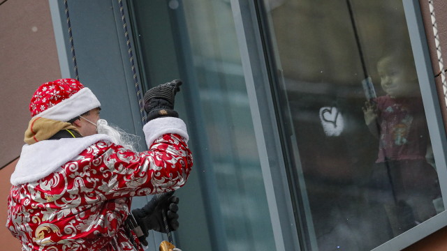 Спасители, облечени като Дядо Мраз, изненадаха пациентите в детската болница
