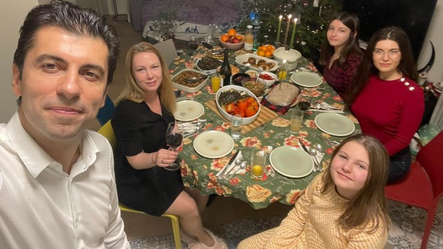 Премиерът Кирил Петков празнува Бъдни вечер със семейството си -