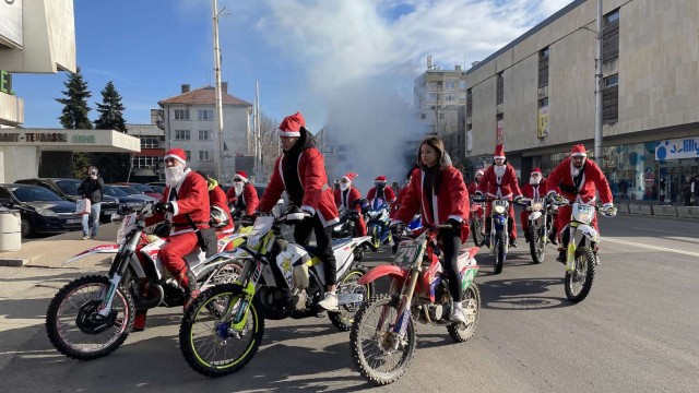 Десетки Дядо Коледовци на мотори зарадваха децата в Казанлък с