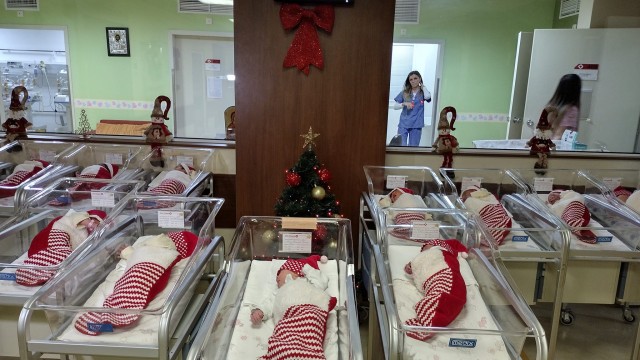 В бургаската болница Дева Мария облякоха новородените бебета в коледни