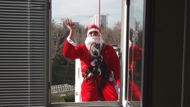 В Бургас алпинисти облечени като Дядо Коледа се спуснаха от