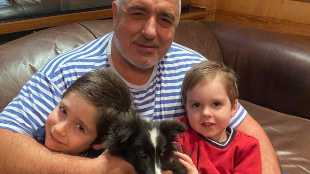 Бойко Борисов подари куче на внучетата си Лидерът на ГЕРБ