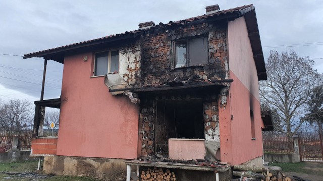 Пожарът в луковитското село Торос в който вчера сутринта загинаха