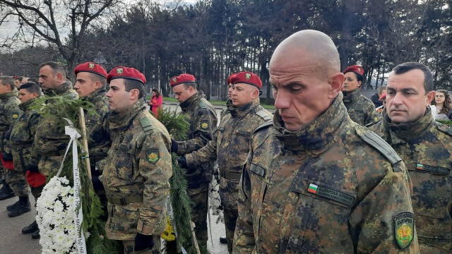 Военнослужещите от 61-ва механизирана бригада в Карлово почетоха с военни