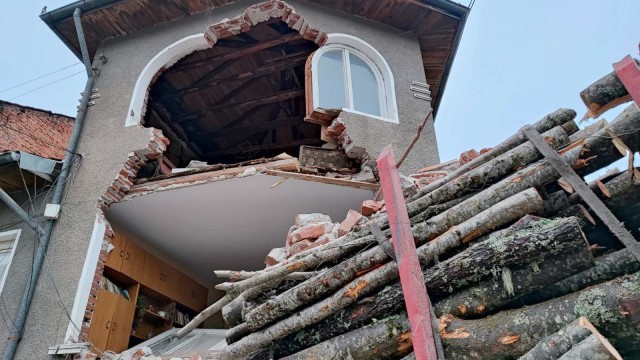 Ремарке на камион се вряза в двуетажна къща в Белица