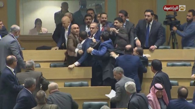 Бой в йорданския парламент Депутати се скараха по време на