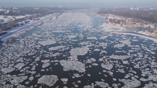 Красиви кадри от Полша - парчета лед образуваха зимен килим