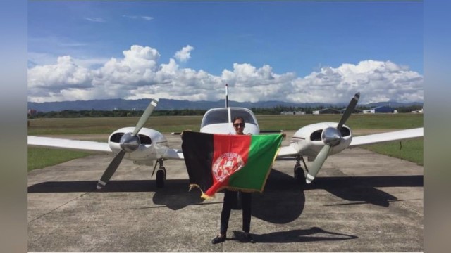 Първата жена пилот в гражданската авиация на Афганистан е бежанка