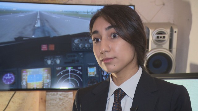 Първата жена пилот в гражданската авиация на Афганистан е бежанка