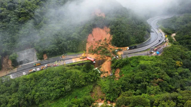 се срути върху магистрала в Южна Бразилия поне двама души
