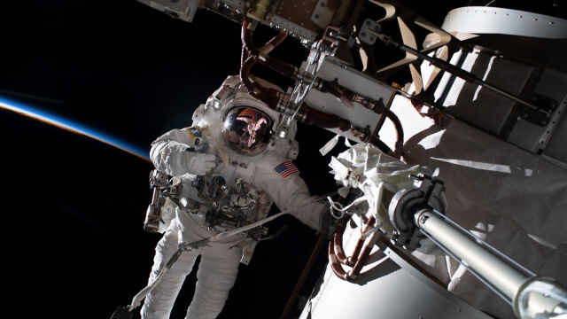Астронавтите на борда на Международната космическа станция Джош Касада и