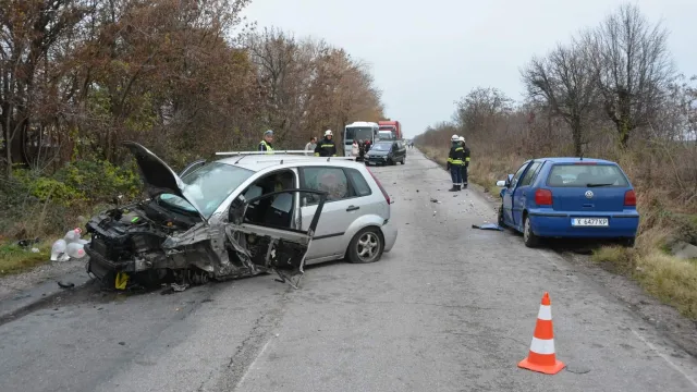 Четирима души пострадаха между три автомобила на пътя Хасково село