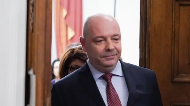 В Народното събрание кандидатът за министър председател от СДС проф започва