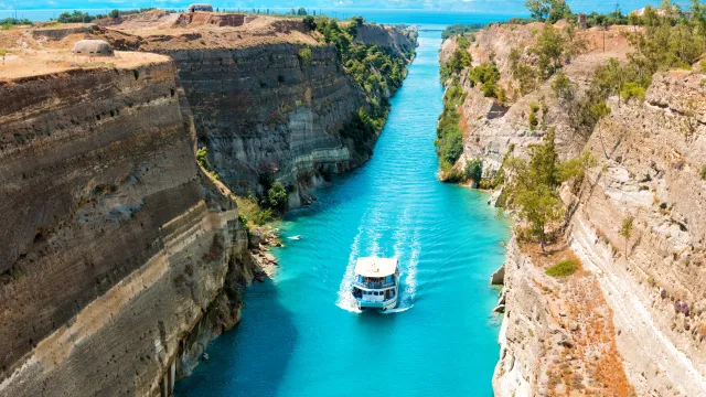 Коринтският канал изграждан 2500 години в Гърция свързва Йонийско с