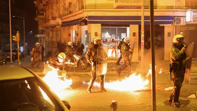 Нови безредици в Гърция Протестиращи и органи на реда влязоха