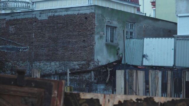 Пукнатини по жилищна сграда разкопан паркинг пред друга и липса