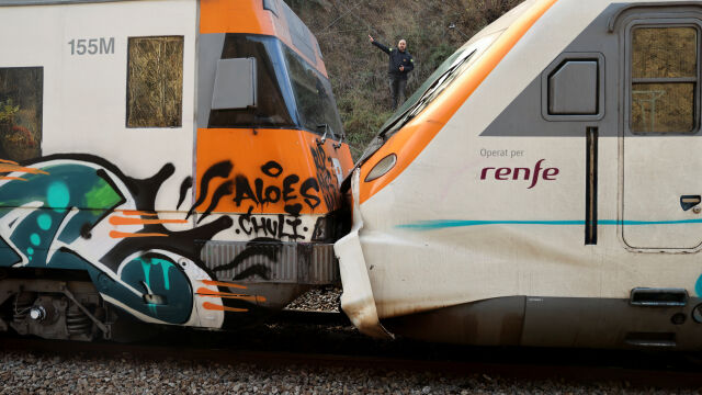 Най малко 155 души са ранени при катастрофа между два влака