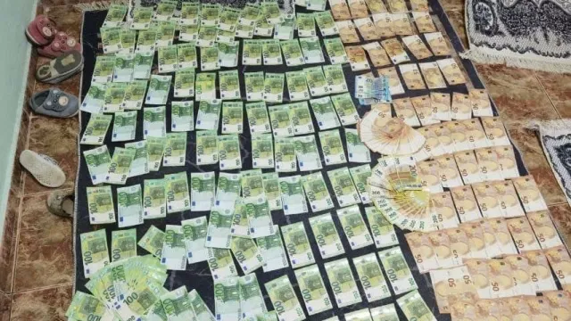 Голямо количество синтетични наркотици и хиляди евро са открити в