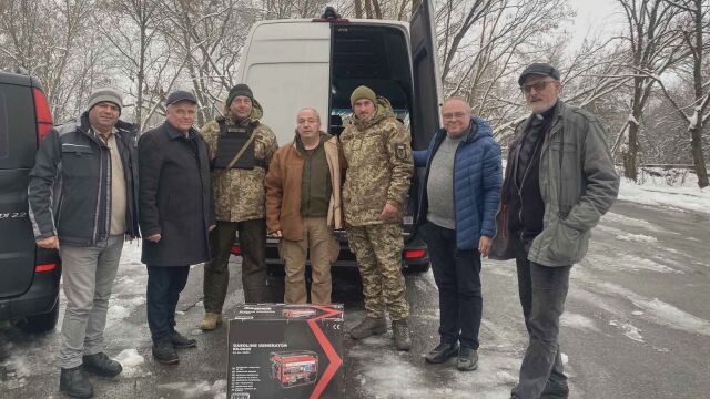 Българи доброволци дариха 25 генератора за ток на нуждаещи се