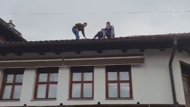 Мъж заплаши че ще скочи от покрива на къщата си