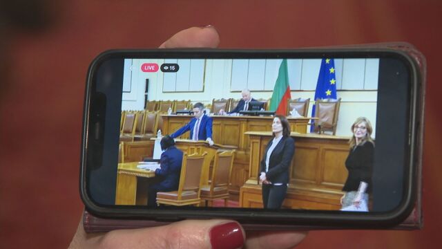 Депутатите на БСП започнаха да излъчват закрито заседание с телефоните