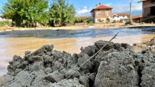Жители на пострадалите от наводненията села в Карловско излязоха на