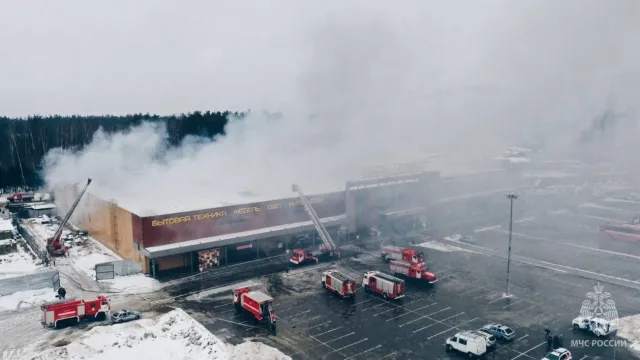 Голям пожар в Русия е засегнал търговски център в Московска