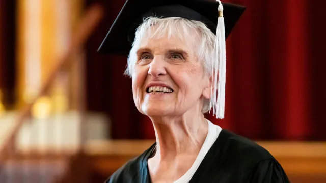 90 годишна жена завърши колеж в американския щат Илинойс съобщава