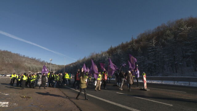 Работници от Агенция Пътна инфраструктура блокираха за кратко магистрала Хемус