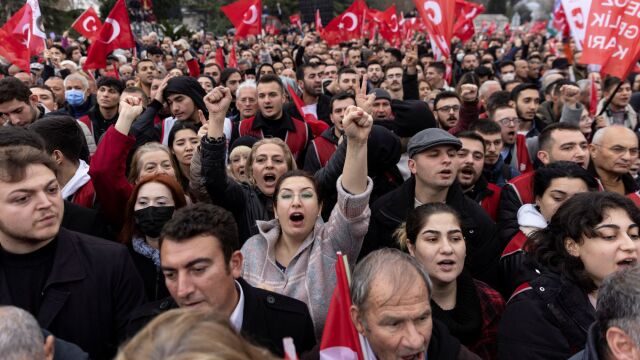 Десетки хиляди симпатизанти на кмета на Истанбул днес отново заляха