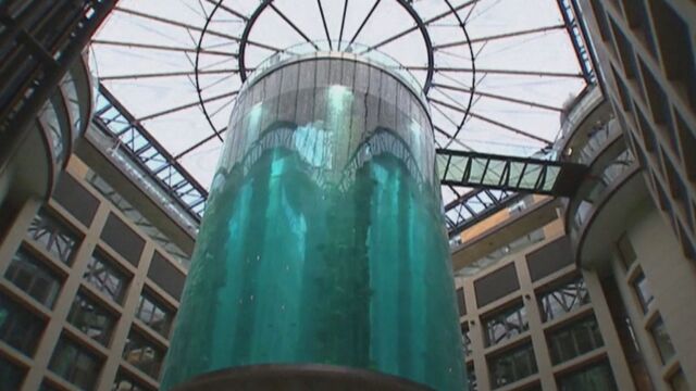 Най големият цилиндричен аквариум в света се пръсна в хотел в