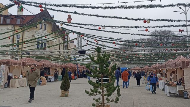 Коледният дух завладява Пловдив Празничен базар Капана отваря врати в