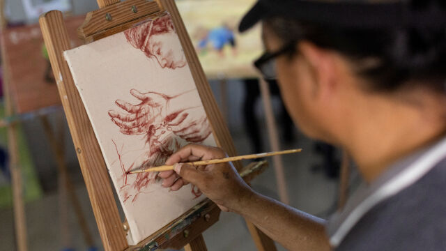 Филипинският художник Елито Сирка използва кръвта си за да твори