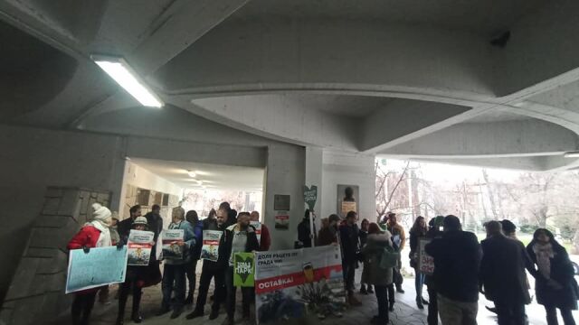 Протест пред Общинския съвет в Пловдив преди днешната сесия на