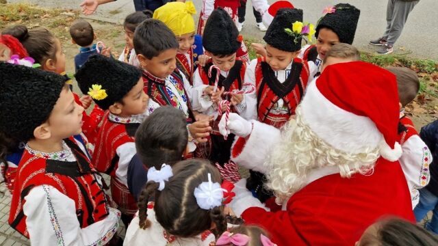 Американски военнослужещи зарадваха малчуганите от едно българско село с подаръци