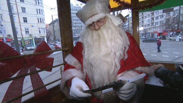 Коледен ретро трамвай се включва в празничната атмосфера в София