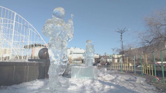 Ледени скулптури на съвременни руски войници пазят главния площад в