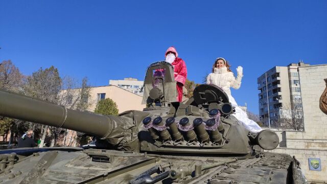 В Сливен Дядо Коледа пристигна с танк Истински танк Т 72