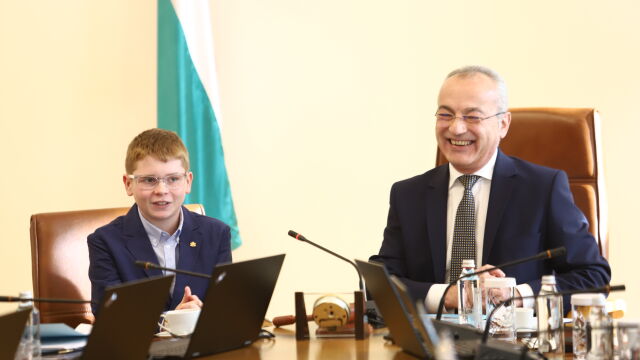 Служебният премиер Гълъб Донев откри днешното заседание заедно с шестокласника