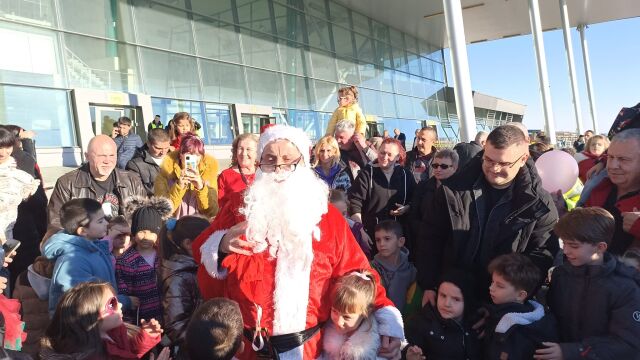Дядо Коледа кацна със самолет L 39 на летище Пловдив директно