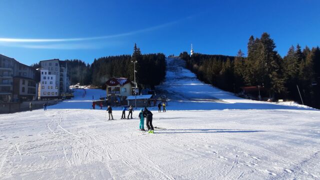 Остават няколко дни до откриването на ски сезона в  „Пампорово“, а снегът не закъсня