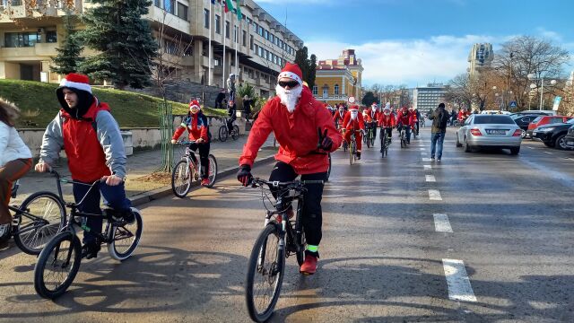 Инициативата Коледа на колела събра любители на велосипедите в Шумен