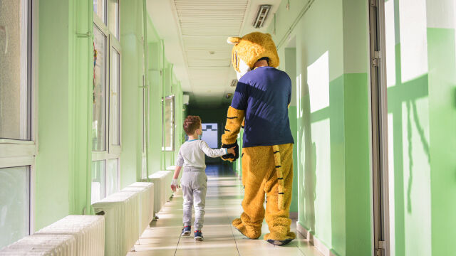 "Хебър" върна коледния дух в детското отделение на болницата в Пазарджик