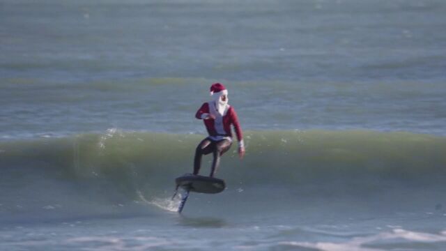 Във Флорида се проведе сърф състезание за Дядо Коледа Стотици