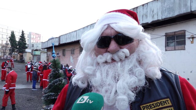 Стотина Дядо Коледовци на мотори тръгнаха да раздават подаръци на
