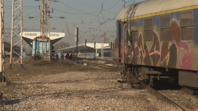 Около 100 пътници на бързия влак Варна София бяха