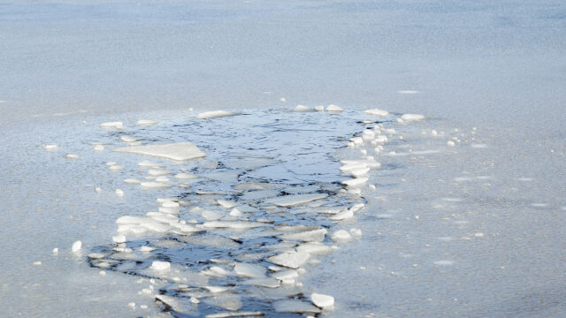 Трима души загинаха след като паднаха в замръзнало езеро в