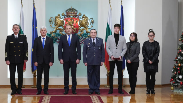 Президентът Румен Радев удостои български военнослужещ с висше офицерско звание На
