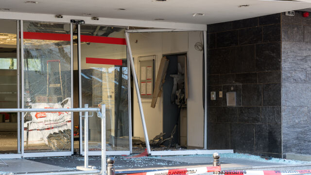 Неизвестни лица са взривили няколко банкомата в търговски център в